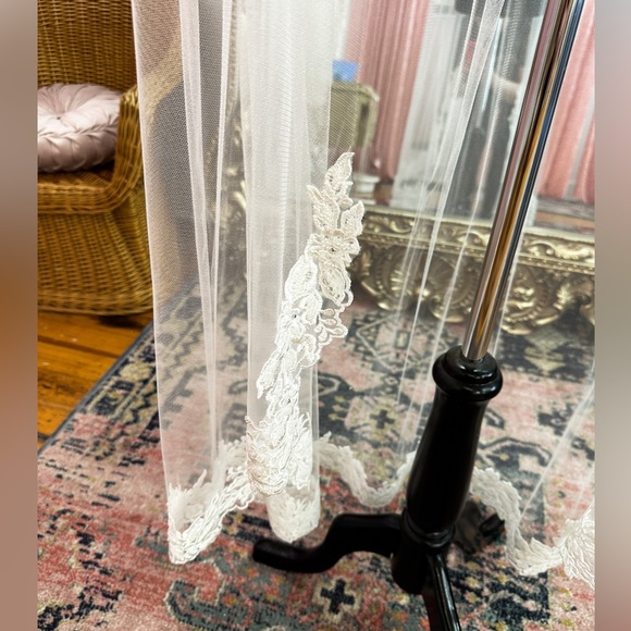 Lace Veil, 60” veil, bridal veil, ivory veil, floral lace beaded veil, brand new - Picture 3 of 6